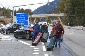 Turyści powracający z Tyrolu z powodu epidemii koronawirusa