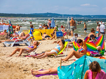 Turyści spędzający wakacje nad Bałtykiem, zdjęcie ilustracyjne
