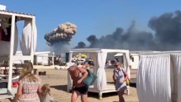 Turyści uciekający z plaży na Krymie
