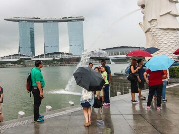 Turyści w deszczu w Singapurze