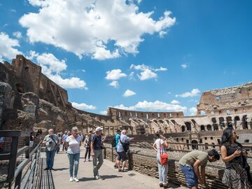 Turyści w Koloseum