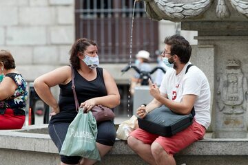 Turyści w maseczkach w Madrycie