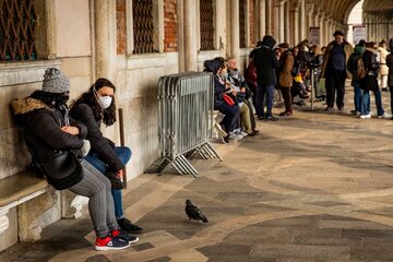 Turyści w Wenecji w maskach ochronnych
