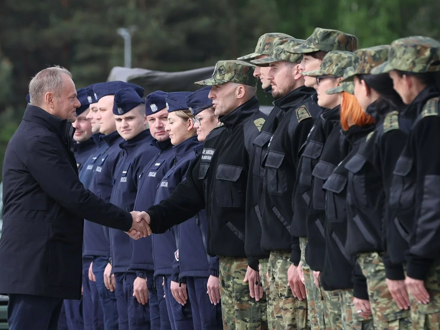 Donald Tusk na spotkaniu z żołnierzami i funkcjonariuszami SG