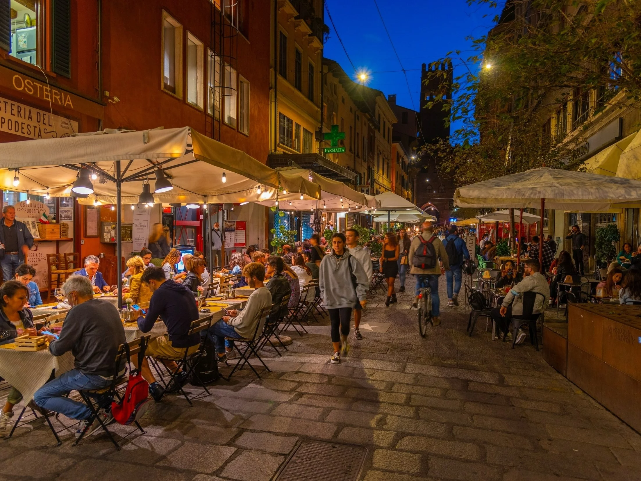 Turyści w restauracjach w Bolonii