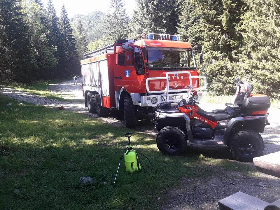 Mężczyzna wjechał osobówką na górski szlak