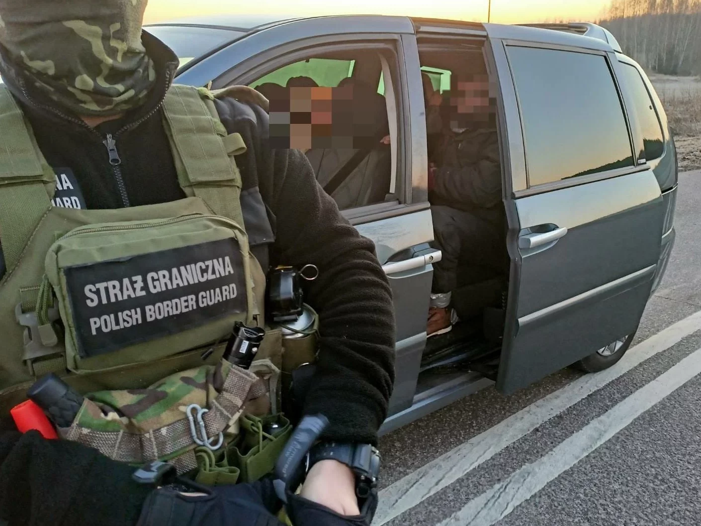Straż Graniczna z zatrzymanymi migrantami