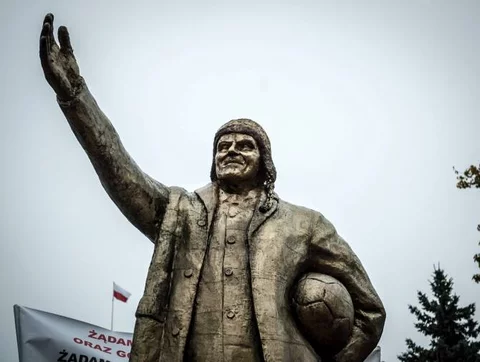 Pomnik Donalda Tuska (fot. JAKUB NICIEJA / FOTONEWS / NEWSPIX.PL)