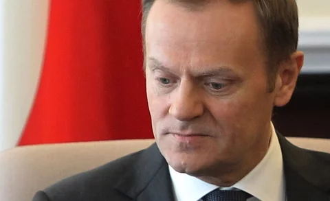 Część prezentów premiera wystawiona jest w specjalnej gablocie w gmachu Kancelarii Prezesa Rady Ministrów. (fot. PAP/Radek Pietruszka)