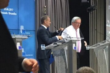 Tusk pomaga Junckerowi ubrać marynarkę