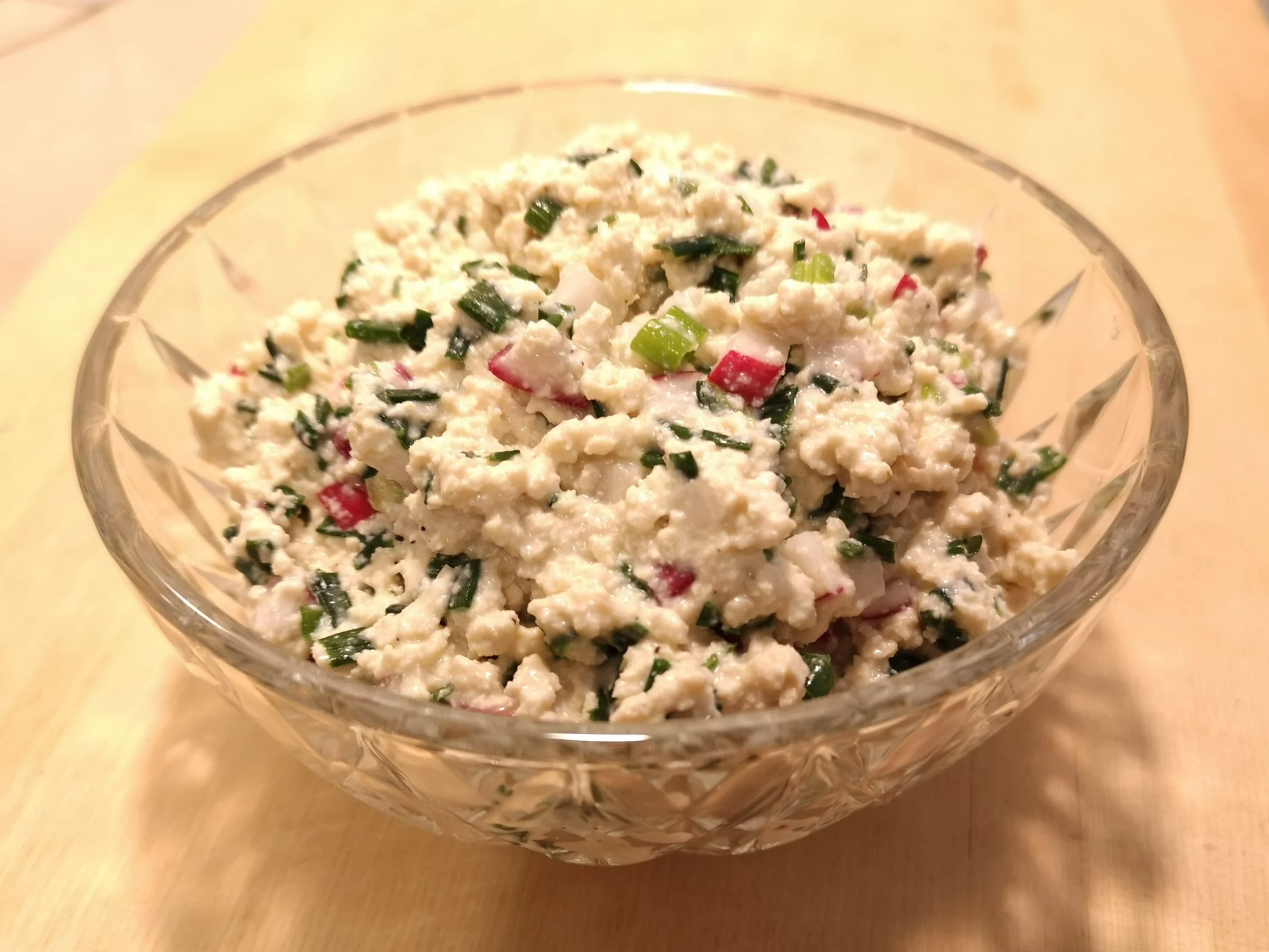 Twarożek z tofu z rzodkiewką i szczypiorkiem