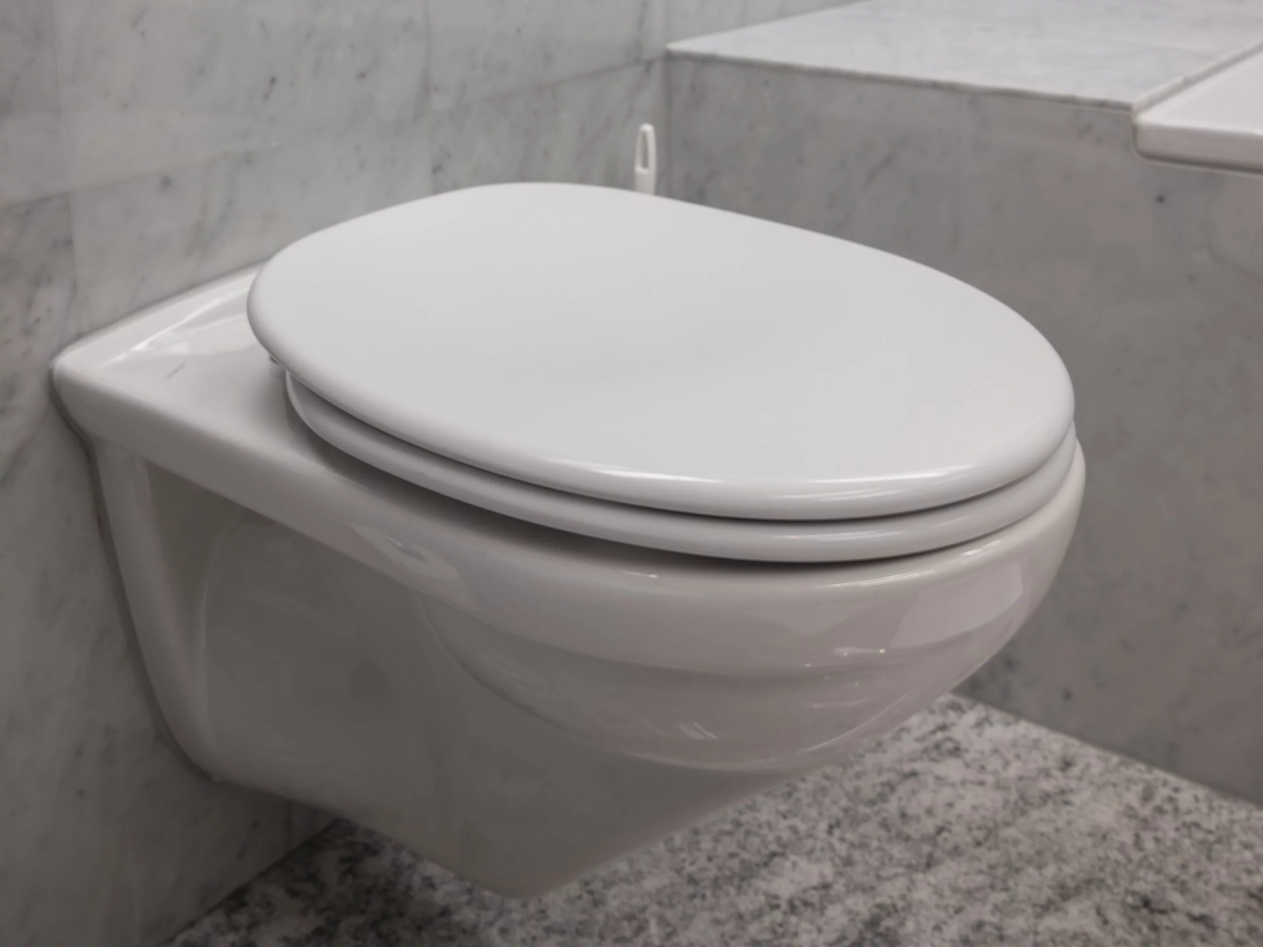 Domowy trik na kamień w toalecie – dlaczego płyn jest lepszy niż proszek