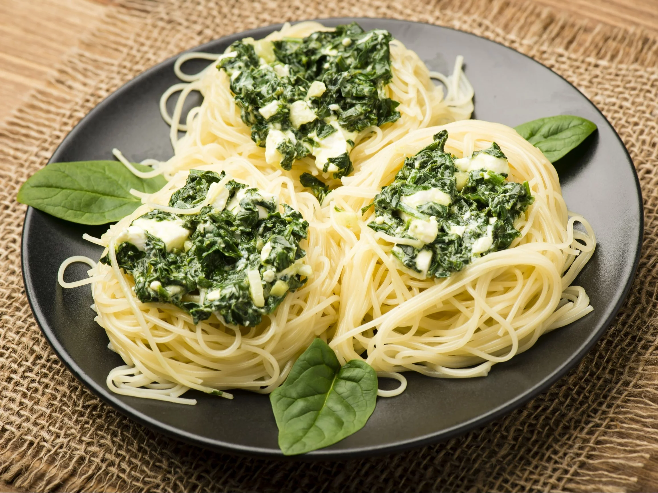 Speghetti ze szpinakiem i fetą