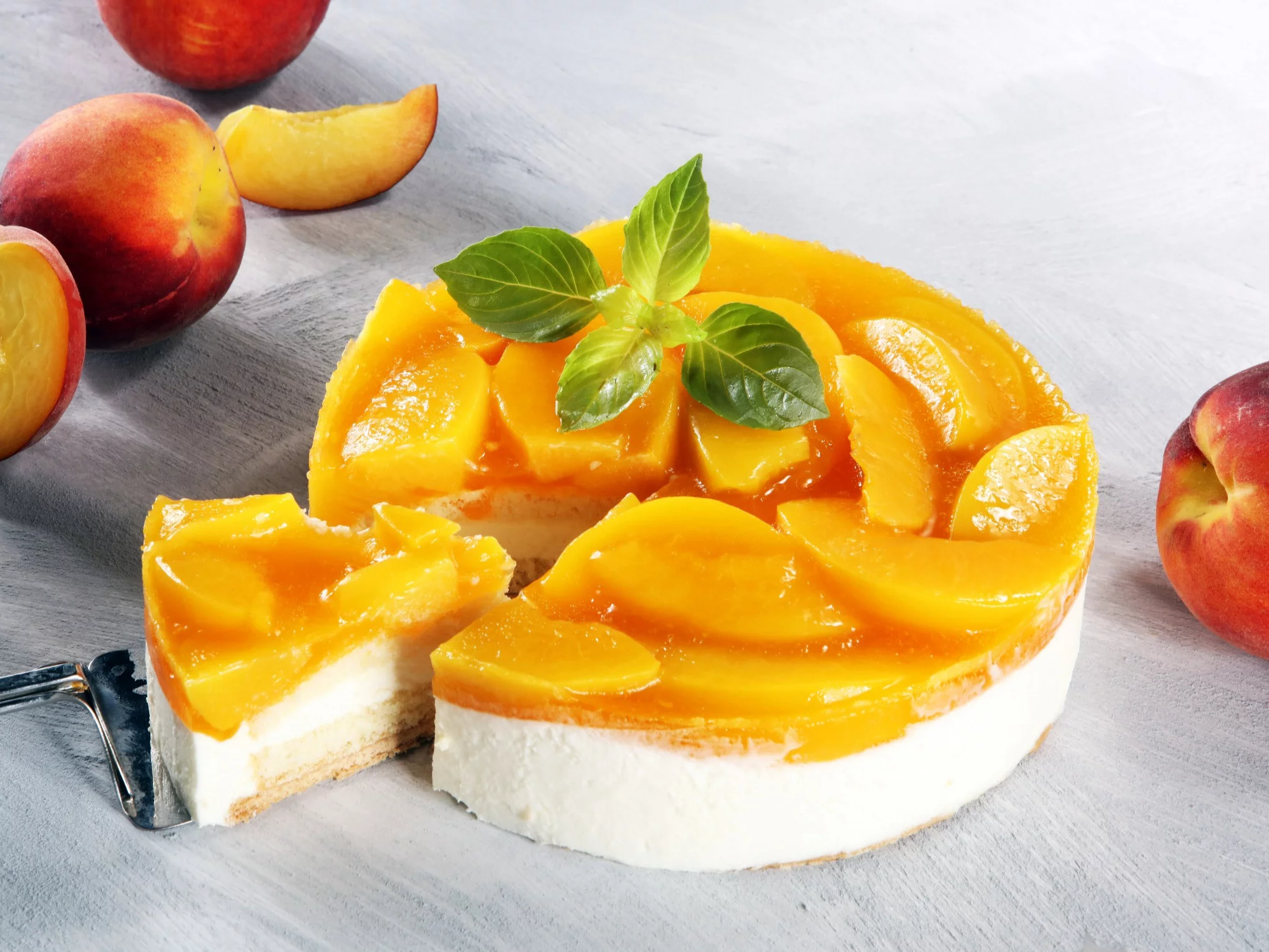 Sernik na zimno z brzoskwiniami i galaretką