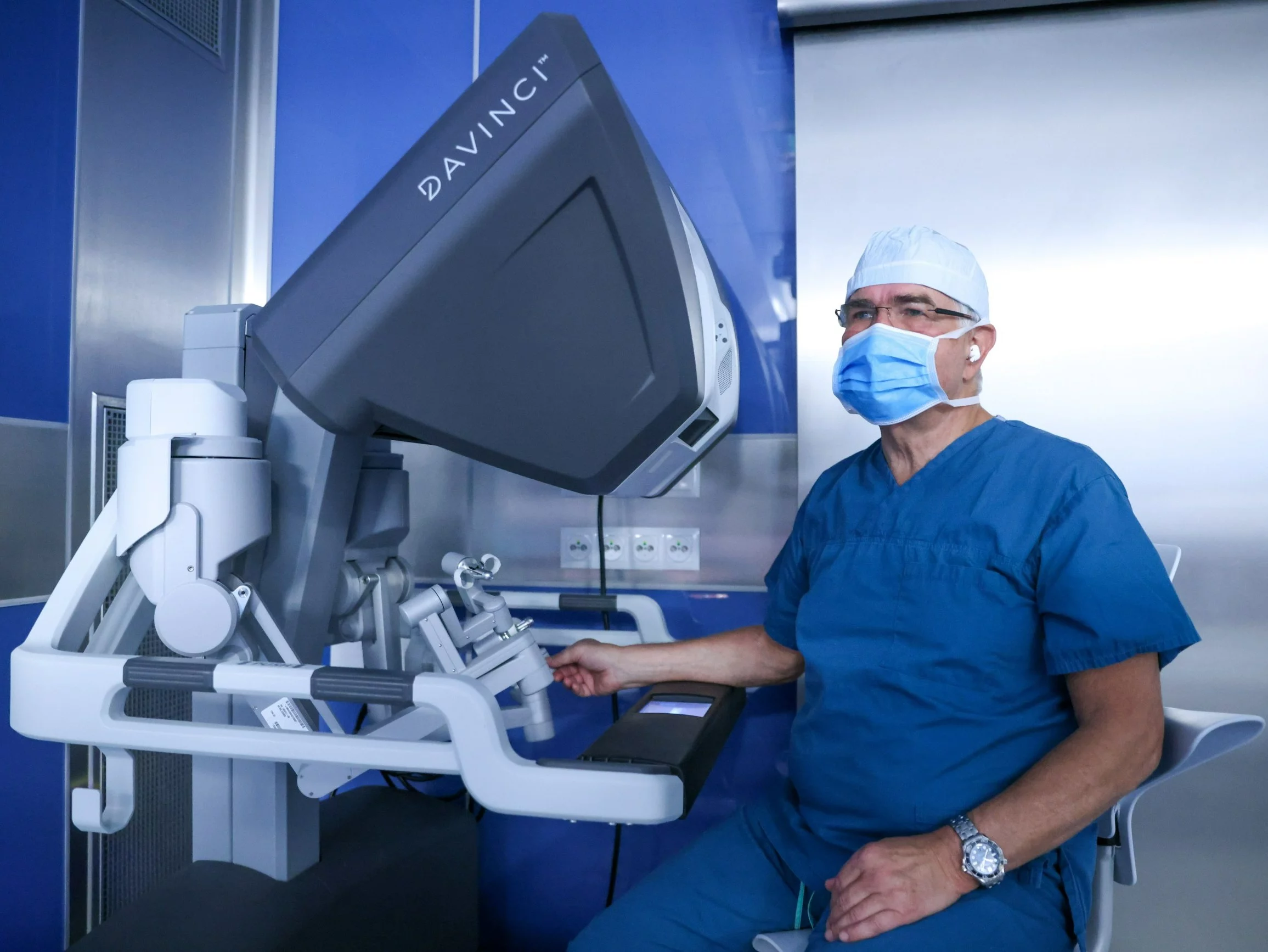 Prof. dr hab. n. med. Marek Durlik podczas zabiegu resekcji głowy trzustki w Centralnym Szpitalu Klinicznym MSWiA w Warszawie