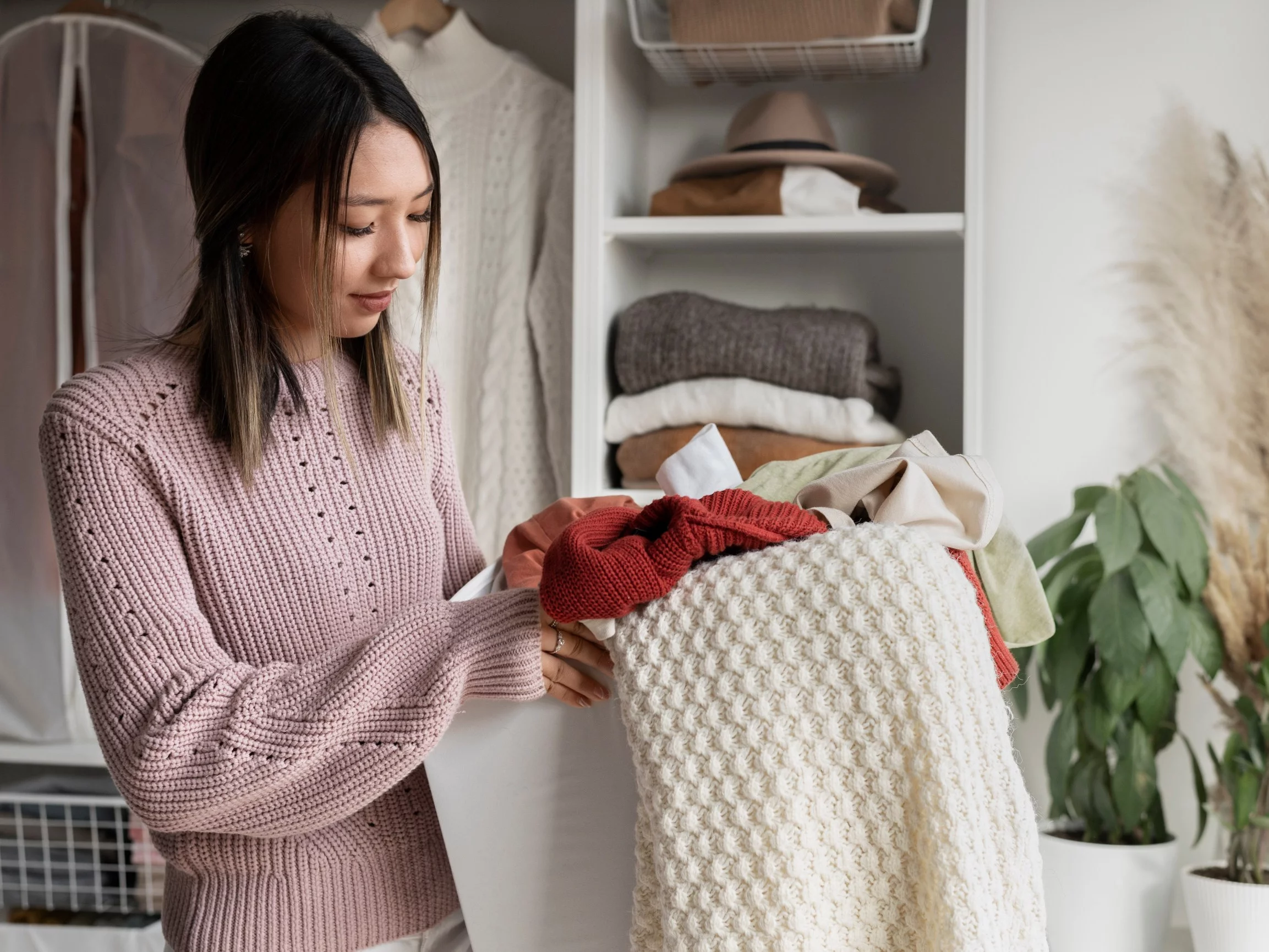 Zimowe ubrania brzydko pachną? Wystarczy prosta mieszanka, by odzyskały świeżość