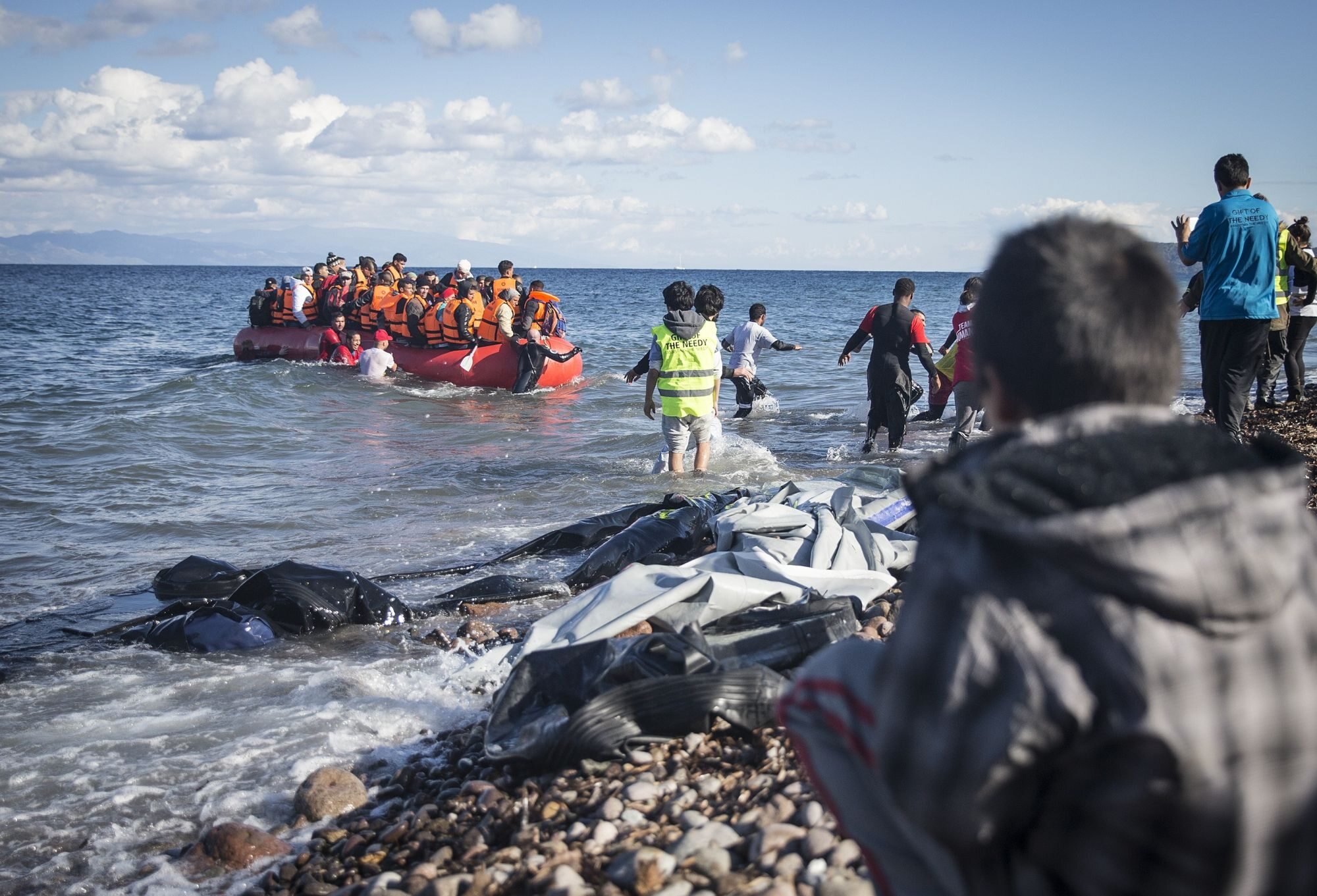 Uchodźcy dopływający do greckiej wyspy Lesbos