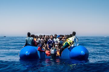 Uchodźcy na łodzi płynącej do Europy