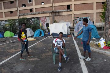 Uchodźcy na opuszczonej stacji pod Rzymem