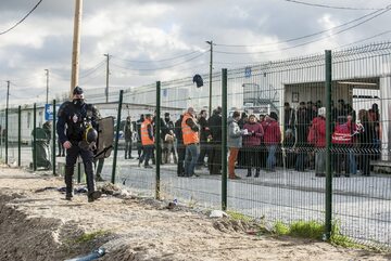 Uchodźcy podczas rozbiórki obozu w Calais