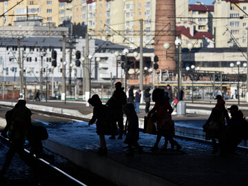 Uchodźcy zmierzają do pociągów ewakuacyjnych we Lwowie, zdjęcie ilustracyjne
