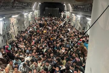 Uciekinierzy z Afganistanu na pokładzie amerykańskiego samolotu transportowego C-17
