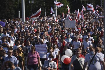 Uczestnicy demonstracji w Mińsku