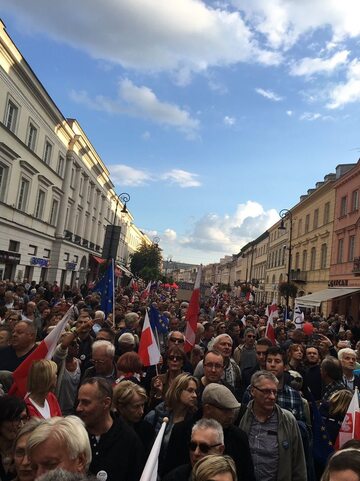 Uczestnicy manifestacji KOD "Jedna Polska - dość podziałów"