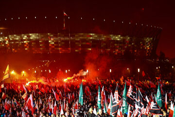 Uczestnicy Marszu Niepodległości przed Stadionem Narodowym