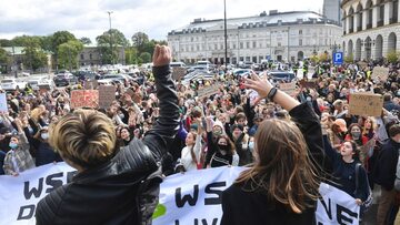 Uczestnicy Młodzieżowego Strajku Klimatycznego w Warszawie