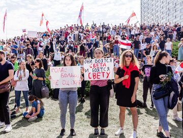 Uczestnicy protestu przeciwko sfałszowanym wyborom prezydenckim na Białorusi