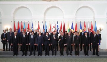 Uczestnicy szczytu z prezydentem Dudą