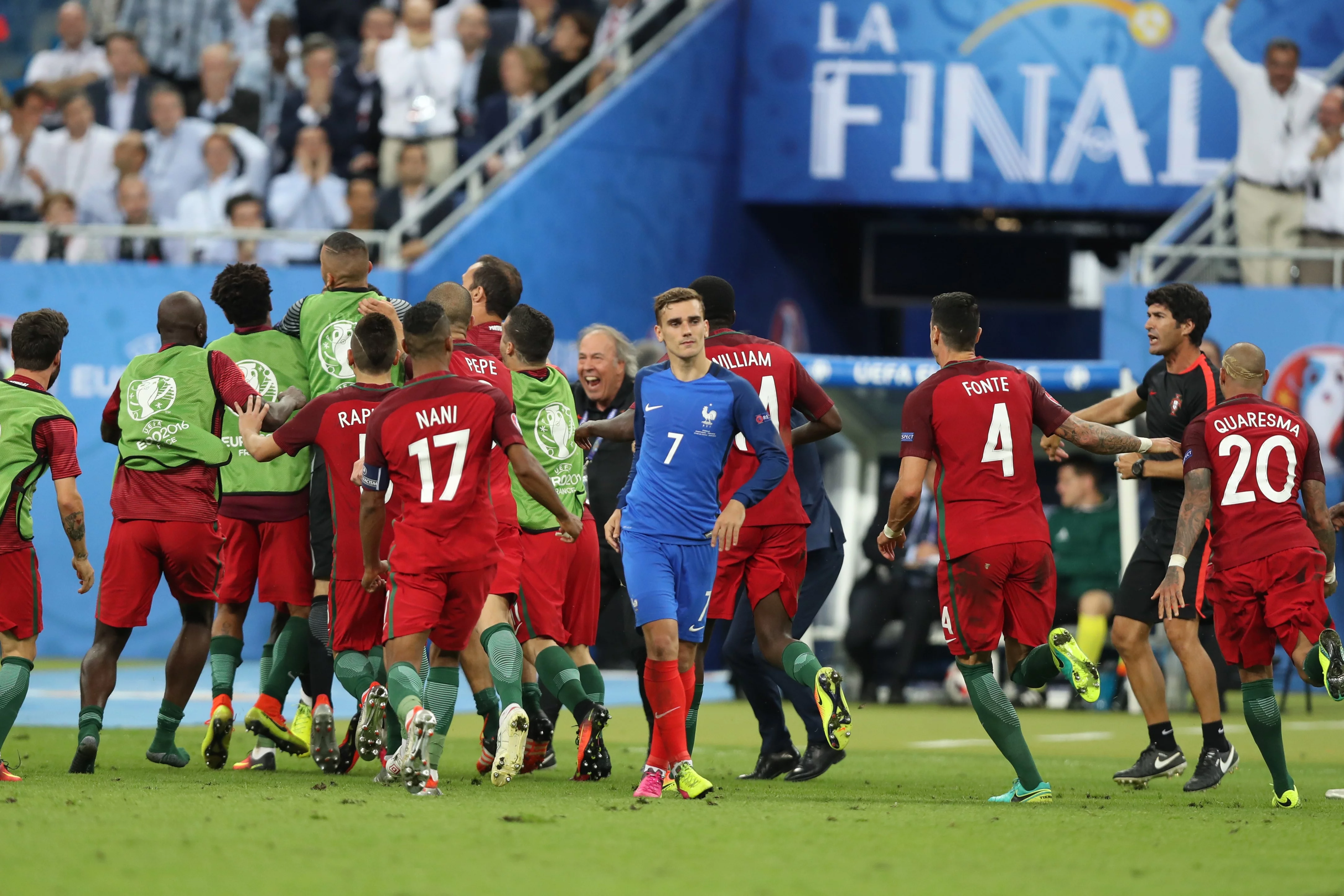 Antoine Griezmann, w tle reprezentanci Portugalii