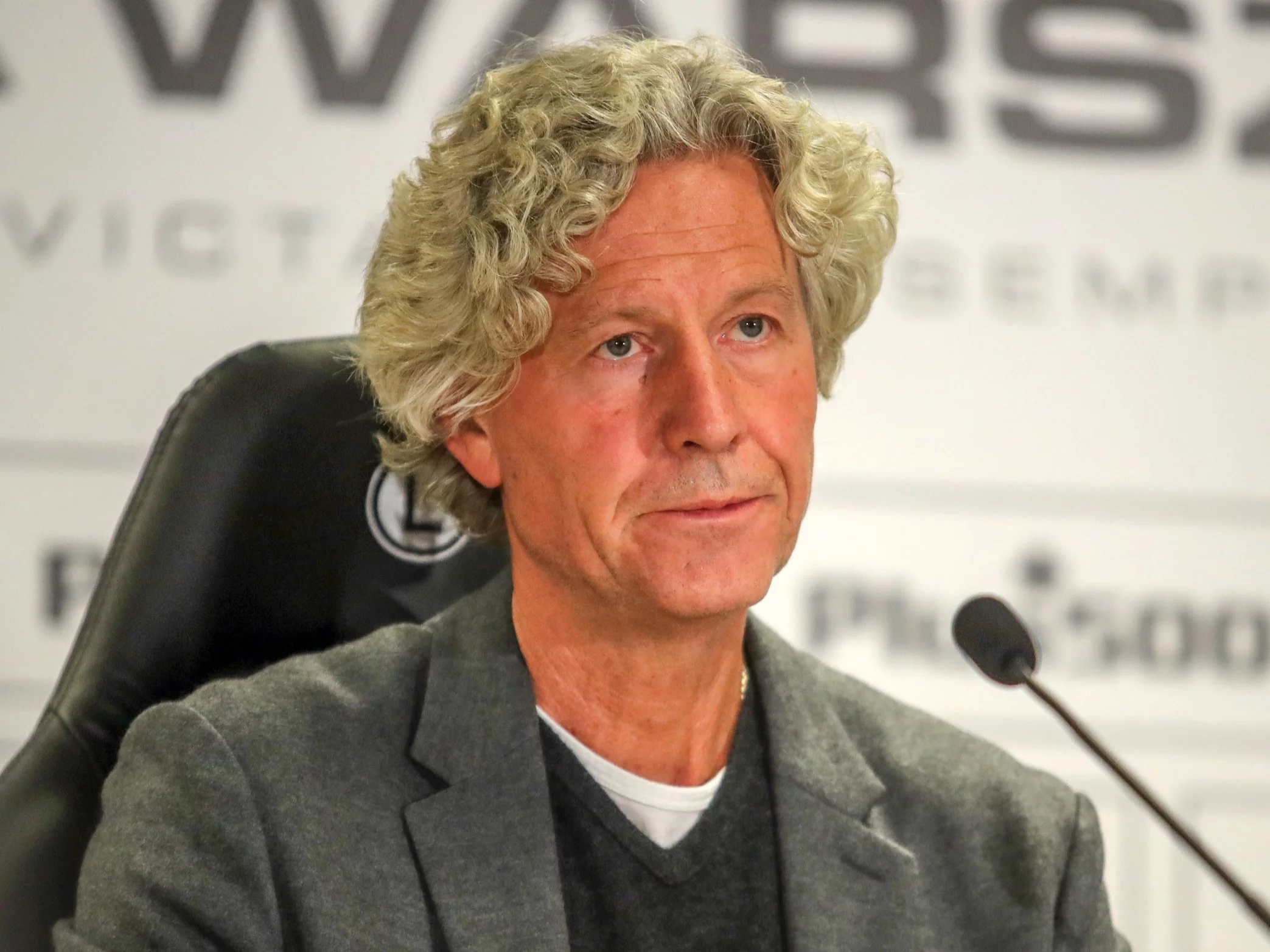 Dariusz Mioduski, szef Legii, poturbowany w Alkmaar