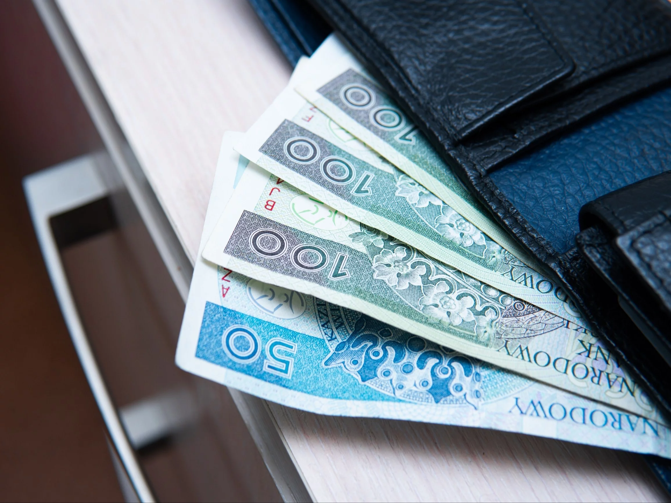 Ujawniono rzeczywiste zarobki Polaków. Znacznie poniżej średniej