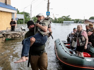 Ukraina. Ewakuacja mieszkańców zalanych terenów
