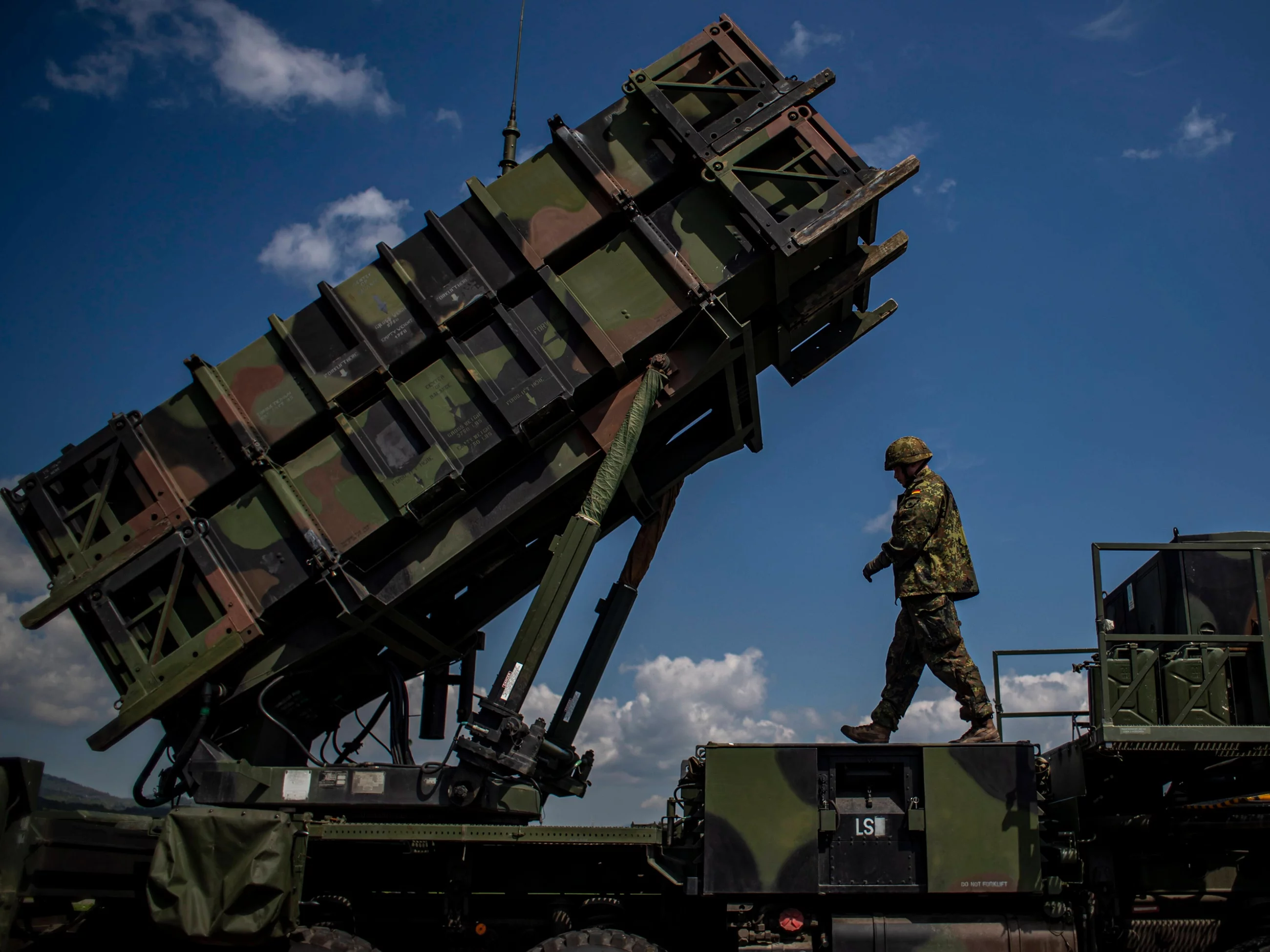 Niemiecki żołnierz podczas prezentacji działania systemu Patriot