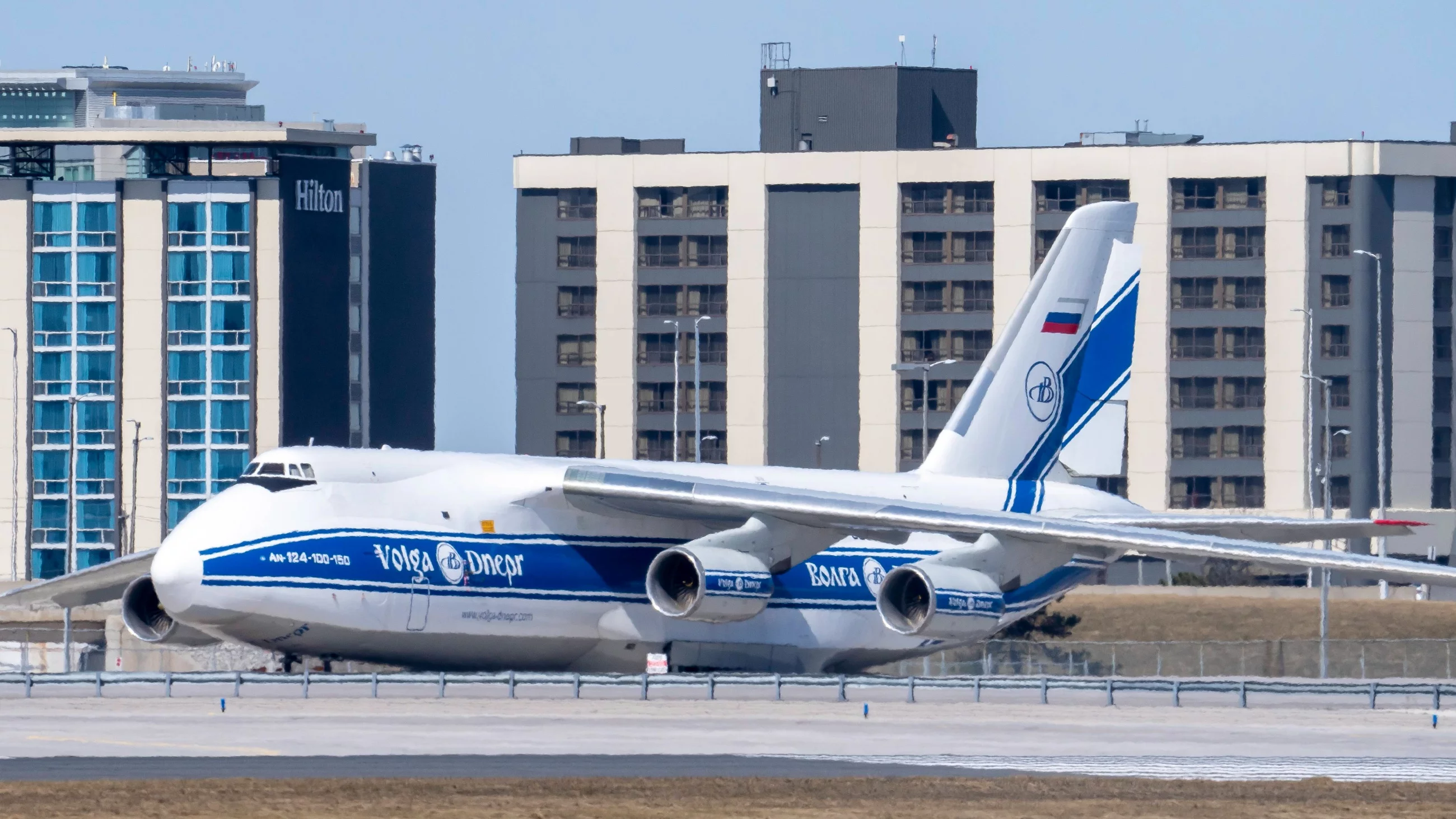 An-124 Rusłan rosyjskiego przewoźnika Wołga-Dniepr