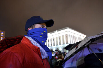 Ukrainiec w masce z flagi Unii Europejskiej