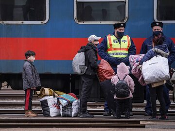 Ukraińscy uchodźcy na węgierskim przejściu prasowym