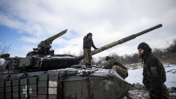 Ukraińscy żołnierze ładują amunicję do czołgu na linii frontu w pobliżu Wuhłedaru