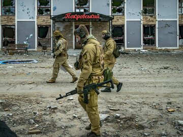 Ukraińscy żołnierze patrolujący Mikołajów