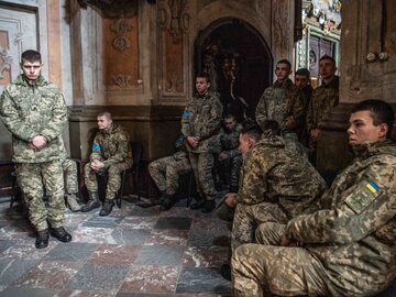 Ukraińscy żołnierze podczas ceremonii pogrzebowych jednej z ofiar ataku w Jaworowie