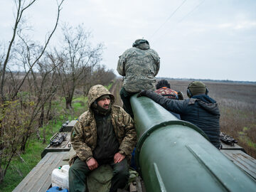 Ukraińscy żołnierze strzelają z haubicy 2S7 Pion na stanowiskach bojowych w obwodzie chersońskim