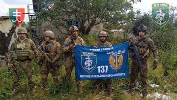 Ukraińscy żołnierze w wyzwolonej Makariwce