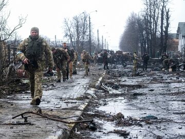 Ukraińscy żołnierze wyzwalający miasta na północ od Kijowa