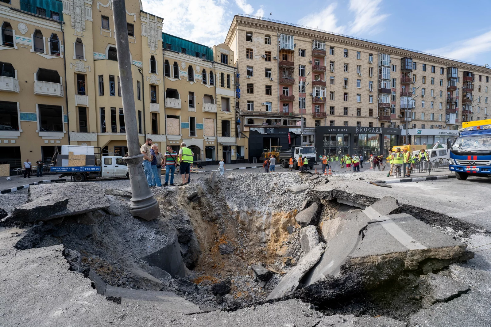 Zniszczenia w wyniku ataku rosyjską rakietą, zdjęcie ilustracyjne