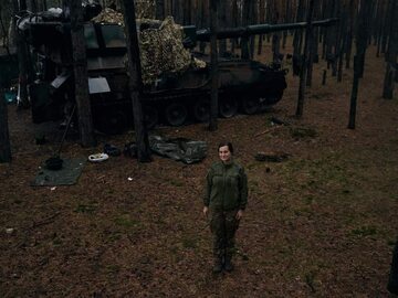Ukraińska żołnierka dowodzi oddziałem artylerii