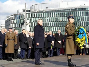 Ukraiński ambasador Andrij Deszczyca złożył kwiaty pod pomnikiem ofiar katastrofy smoleńskiej w Warszawie