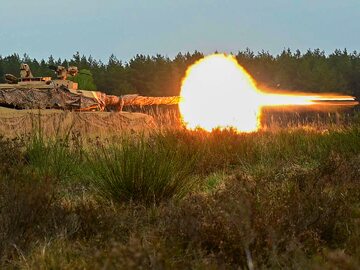 Ukraiński czołg strzela w stronę rosyjskich pozycji
